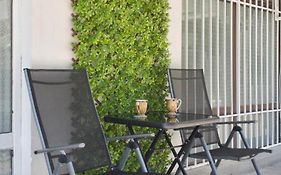 Cozy Studio Near The Park With Huge Verandah Free Parking